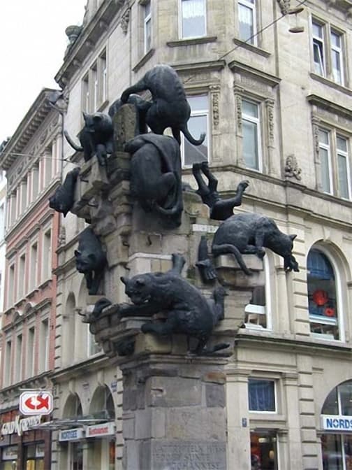 Monument-to-homeless-cats-in-Germany