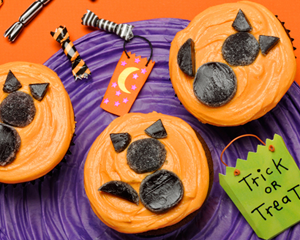 halloween black cat cupcakes